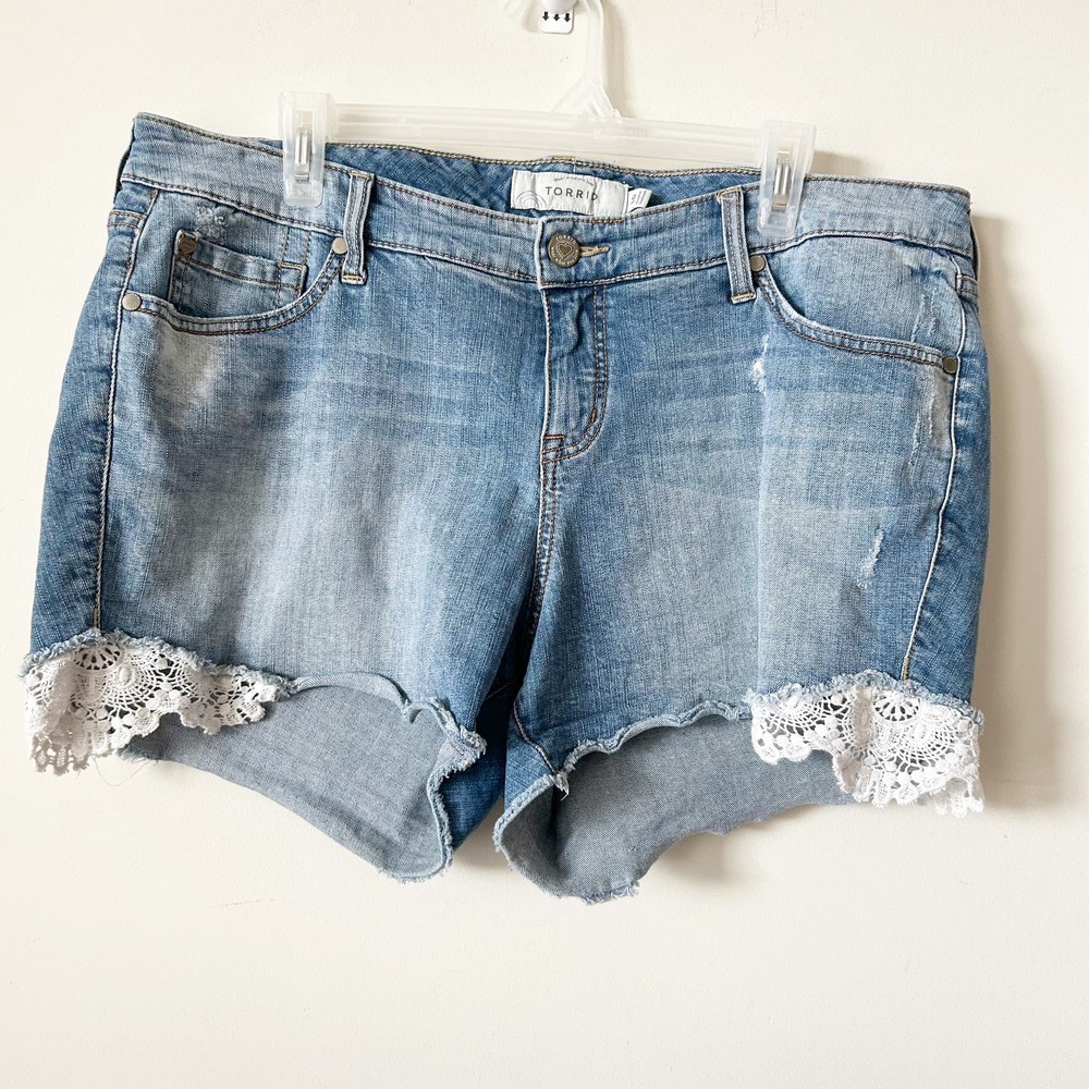 Torrid Jean Shorts Size 16 Plus Guipure Lace Cutoff Mid Rise Blue Denim Bohemian